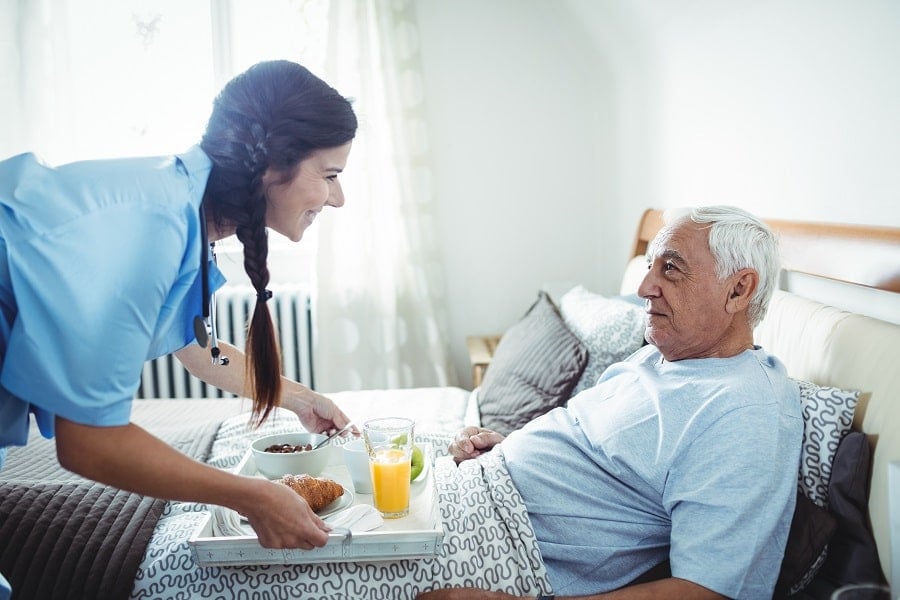 Aide-soignante en EHPAD pour le bien-être et le confort des personnes âgées